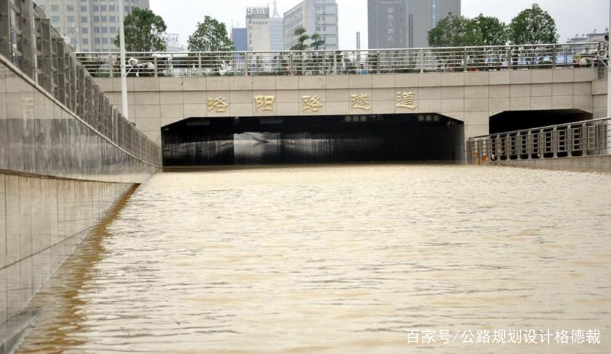 公路工程技术标准中,增加隧道设计洪水位,提高洞口地表排水标准