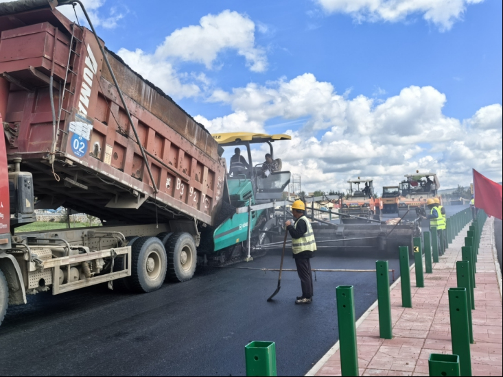 省道311线武川至杨树坝段公路工程呼和浩特境内沥青路面全线贯通