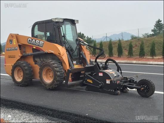 凯斯滑移装载机助力高速公路隆声带建设_铁甲工程机械网